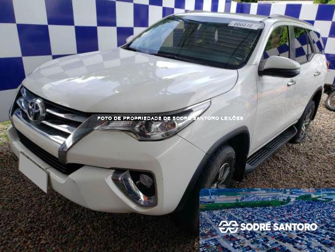 TOYOTA HILUX SW4 19/19